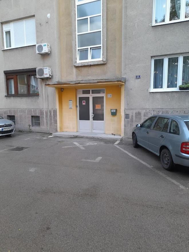 Apartman Bulevar Stupine トゥズラ エクステリア 写真
